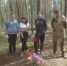 Суражские школьники вместе с поисковиками привели в порядок могилу неизвестного солдата в урочище Ляды - Газета Восход